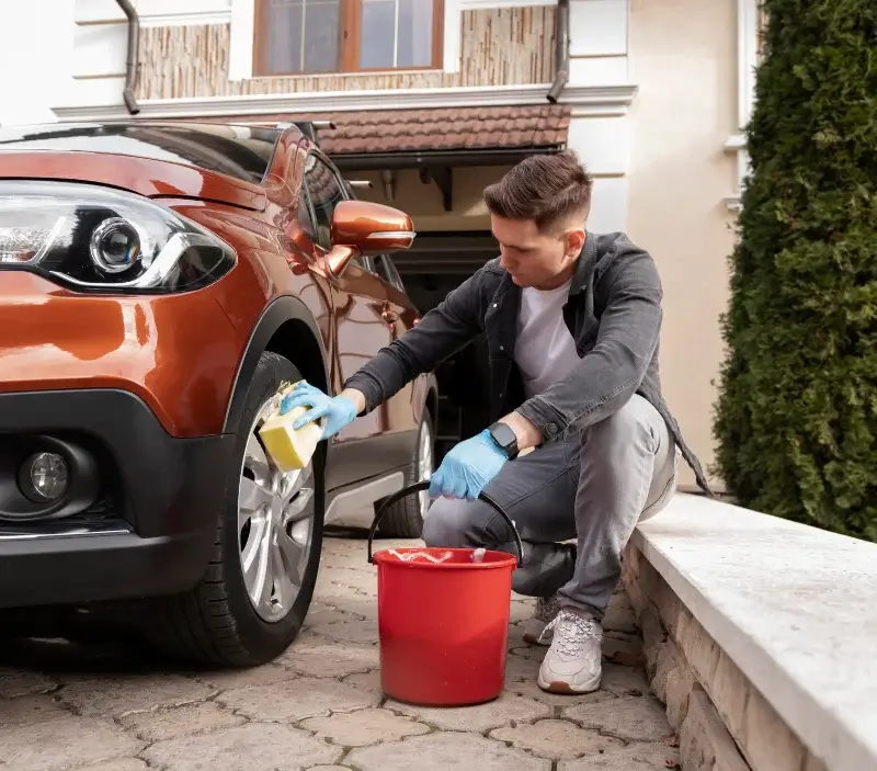 Lavage auto à domicile Saint-Georges-de-Commiers : professionnel intervenant sur un véhicule